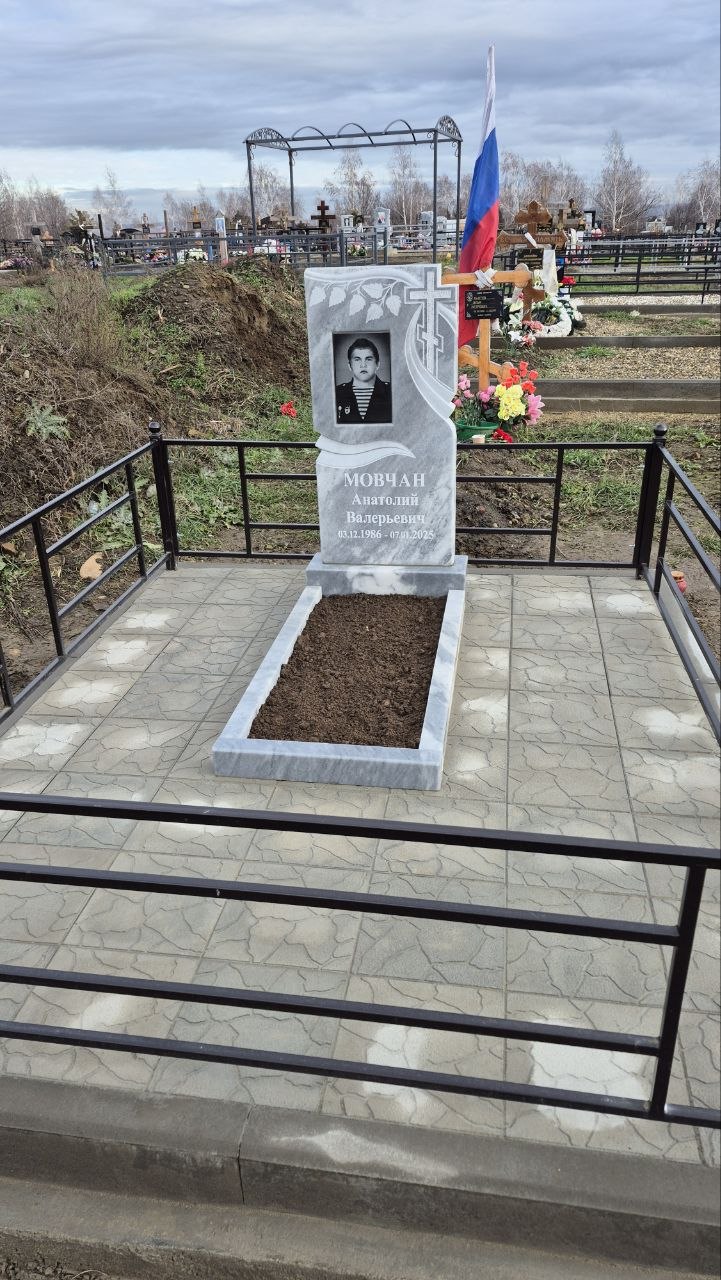 Тройной памятник из мрамора