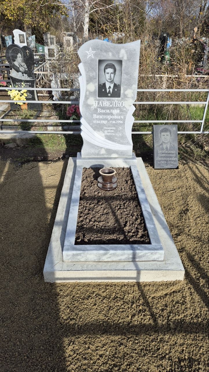 Одиночный памятник из мрамора