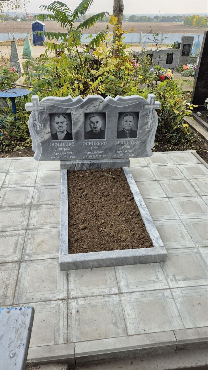 Тройной памятник из мрамора