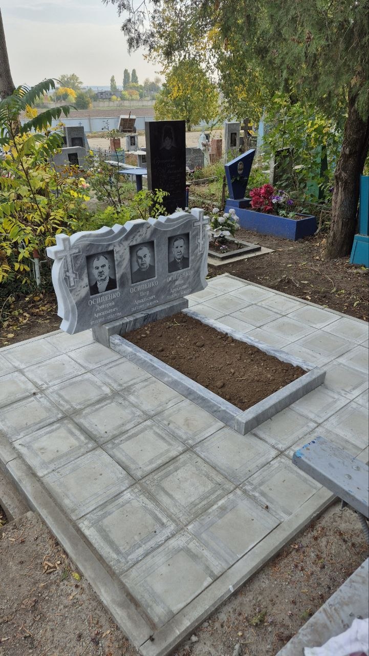 Одиночный памятник из мрамора