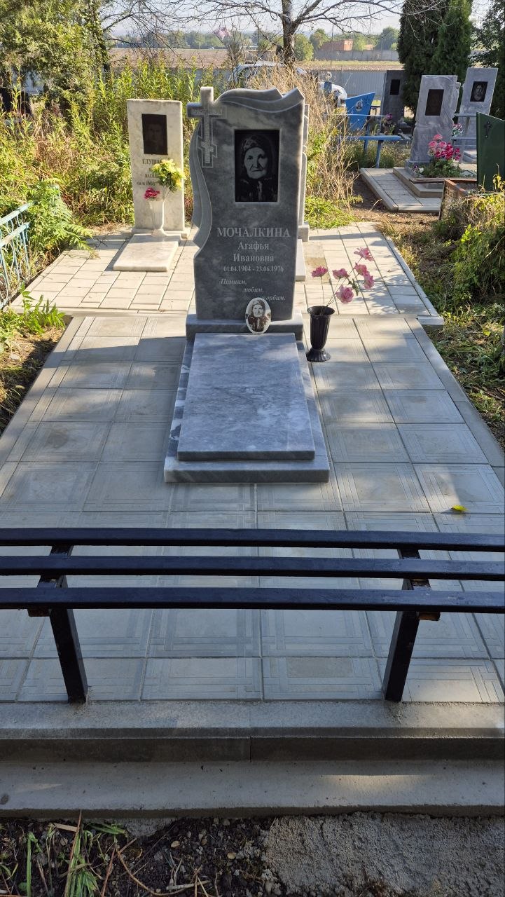 Одиночный памятник из мрамора