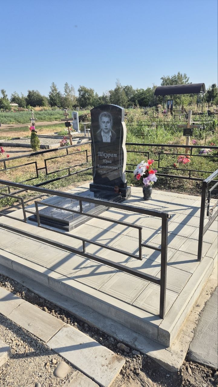 Двойной гранит с крестом